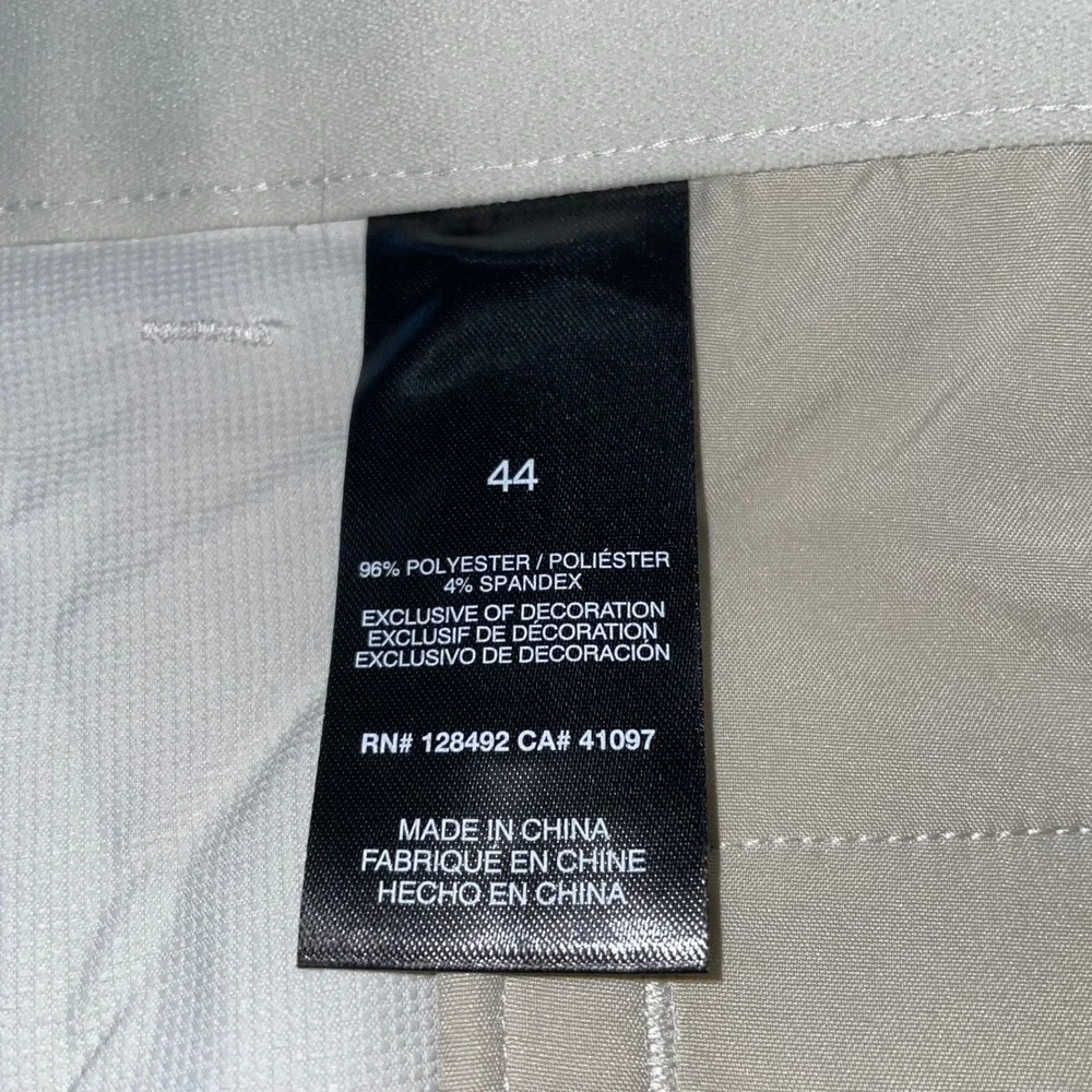 Greg Norman Mens Protek Performance Golf Shorts Beige Stone Size 44 NWT